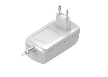 Un buon prezzo. Adattatore del supporto della parete di commutazione di CA della spina 12V 36W di UE universale nel colore nero in linea