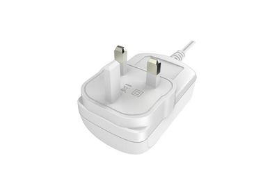 Un buon prezzo. Supporto BRITANNICO bianco della parete dell'adattatore di potere di CC 12v di CA della spina 2A con approvazione di GS LVD del CE in linea