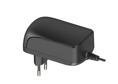 Un buon prezzo. l'adattatore nero di corrente alternata Dell'universale di 24V 1.5A 36W con inserisce il collegamento in linea
