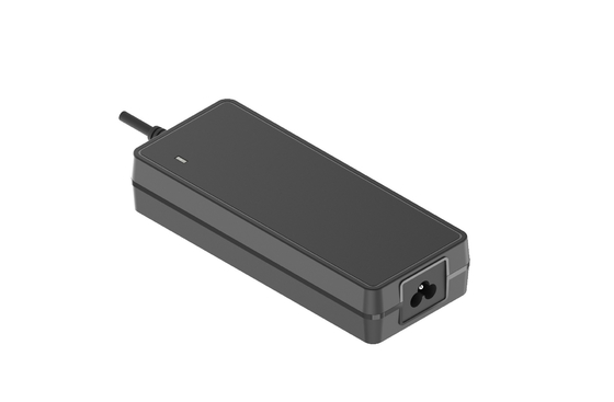 Un buon prezzo. Adattatore per desktop con tensione di uscita e efficienza ≥ 85% UL/CUL/TUV/GS/CE/CCC in linea